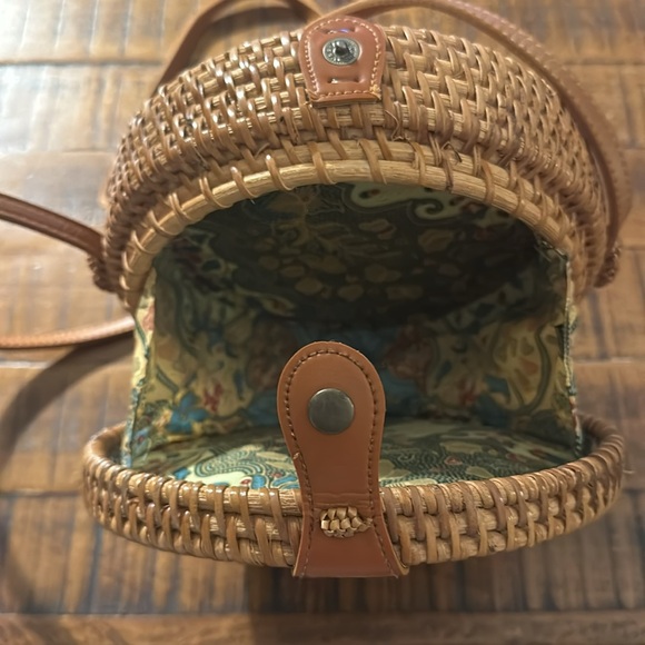 Handmade straw cross body bag with leather strap - Picture 4 of 5